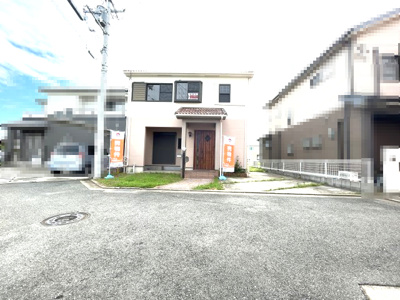 【外観】 | 貝塚市小瀬1丁目戸建住宅 | 木目調の玄関扉がアクセント、落ち着いた外観の住宅です。