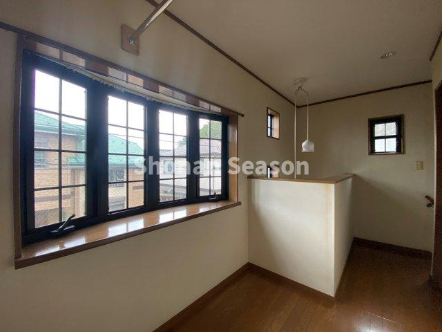 【内装】 | 窓が多数あり、明るく気持ち良い自然光が差し込む廊下スペースです！
おしゃれなペンダントライト付き♪サッと洗濯物も干せる室内物干しも嬉しいポイント◎
