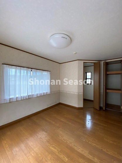 【洋室】 | ２階洋室３部屋は全室南向き◎陽光たっぷり差し込む明るい室内です。