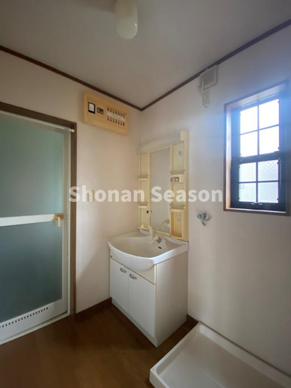 【洗面所】 | 収納スペース豊富で、シャワータイプ！お掃除楽々な独立洗面台◎　
水廻り集中設計で、動線短く家事効率が上がりますよ♪

