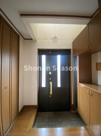 【玄関】 | お出迎えスペースがスッキリ綺麗に片付く収納スペースが豊富にあります
□お出かけ前にファッションチェックもできる姿見鏡も嬉しいポイントです。