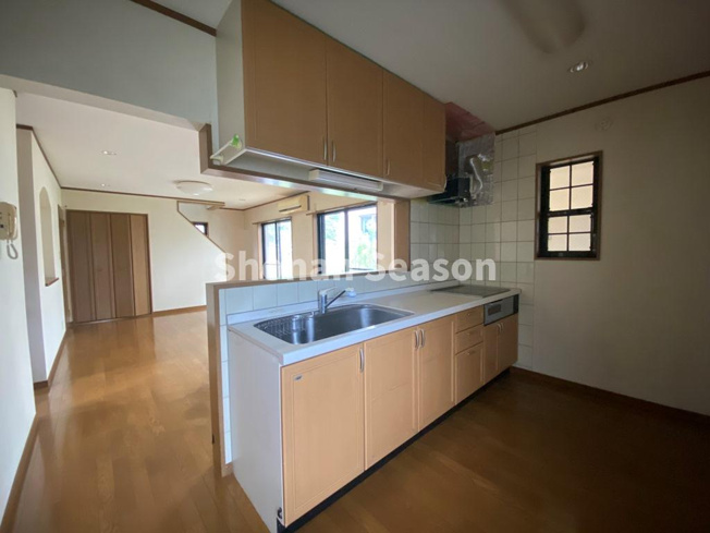 【居間・リビング】 | 広々としたリビングには、日常会話が弾む対面式キッチンを配置！
隣接する6帖の和室は、育児や家事に用途を限りません。
