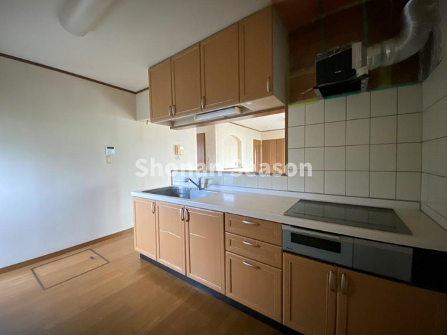 【キッチン】 | 安全調理可能なIHコンロは、汚れもサッと拭けてお掃除楽々です♪
キッチン用品がスッキリ片付く吊戸棚も備わり、収納スペースもたっぷり◎　　