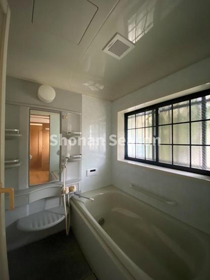 【浴室】 | 広いバスタブは、ゆったり浸かれ毎日の疲れを癒してくれる時間に！　　
手すり付きのバスタブは、お子様・高齢の方もお風呂に入りやすく安全ですね♪