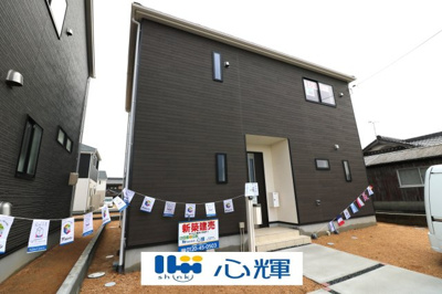 【外観】 | クレイドルガーデン宇部市西岐波 第７（１号棟） | 明るい日差しが差し込む現地。車もゆったり駐めることができます。ぜひ現地をご覧ください。
