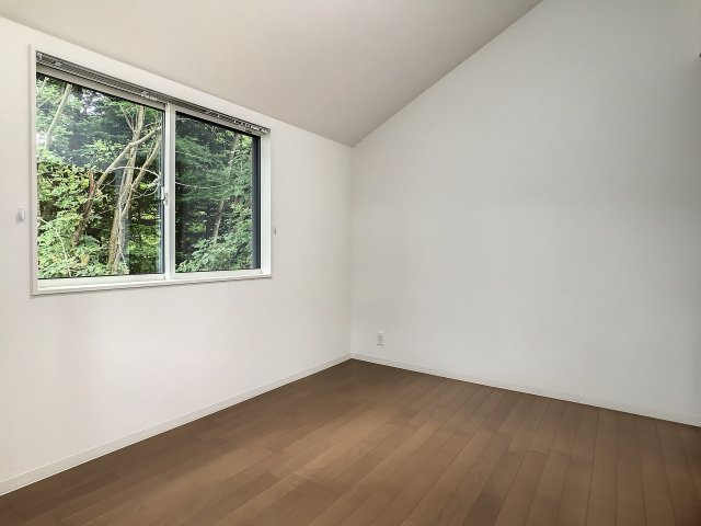 絵本の世界を覗いての洋室