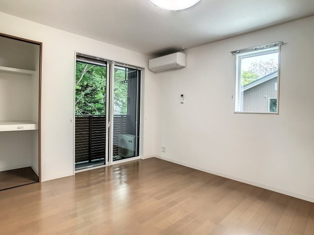 絵本の世界を覗いての洋室|こちらはバルコニー付きのお部屋＾＾
