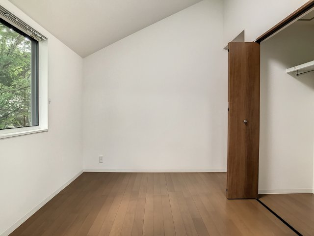絵本の世界を覗いての洋室|三角天井がかわいいお部屋です♪