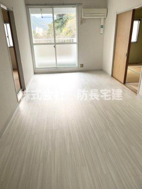 エレガンス山口の居間・リビング|ゆったりとした居間です