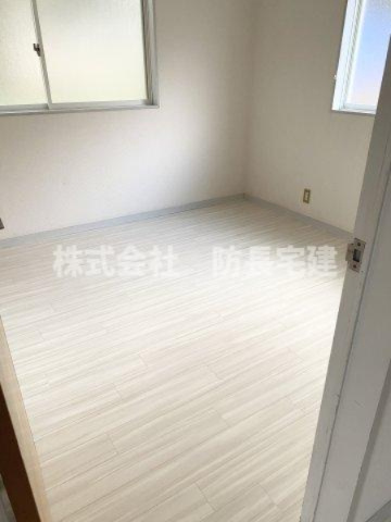 エレガンス山口の洋室|白を基調とした明るい洋室です