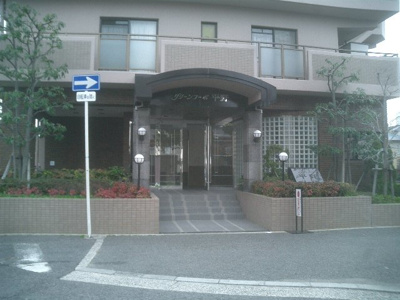 【エントランス】 | グリーンコーポ平野 | スーパー・コンビニエンスストア・郵便局・小学校・ゴルフ練習場が近く、便利です♪
