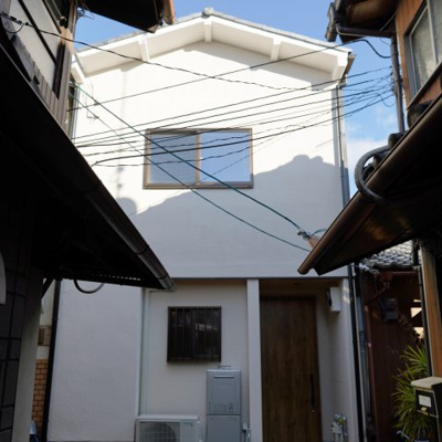 【外観】 | 聚楽廻中町　白壁の家 | 路地裏に佇む白壁の家