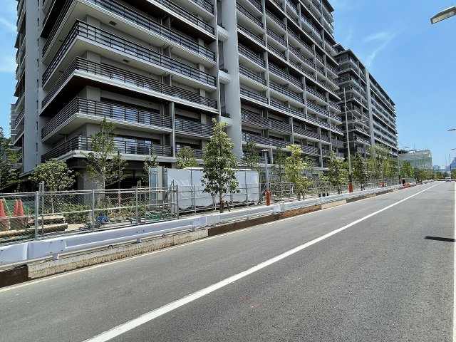 ＨＡＲＵＭＩ　ＦＬＡＧ　ＳＵＮ　ＶＩＬＬＡＧＥの周辺|前面道路