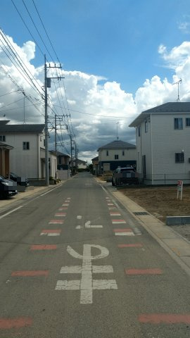 鴻巣市愛の町の売地の前面道路含む現地写真