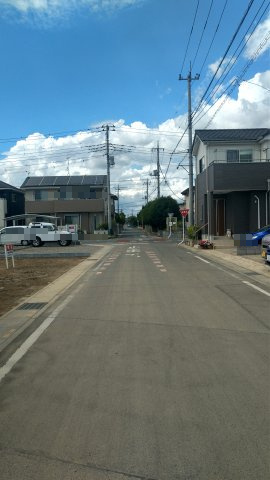 鴻巣市愛の町の売地の前面道路含む現地写真