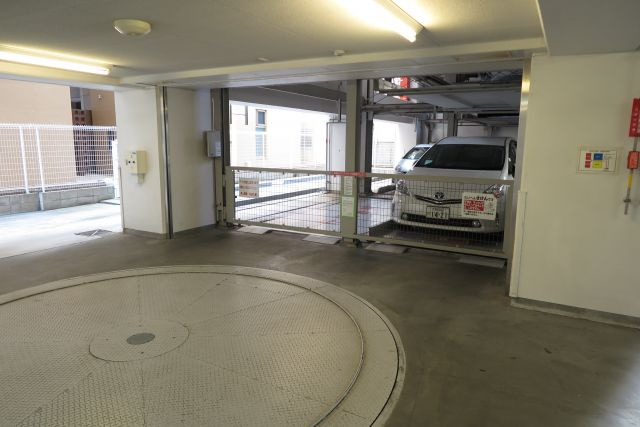 サムティ難波グレイスの駐車場