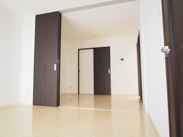 サムティ難波グレイスの洋室