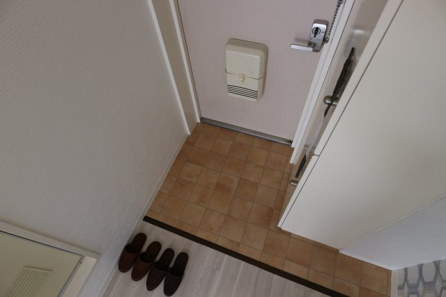 【玄関】 | メゾンド山手 | 玄関は狭めです。