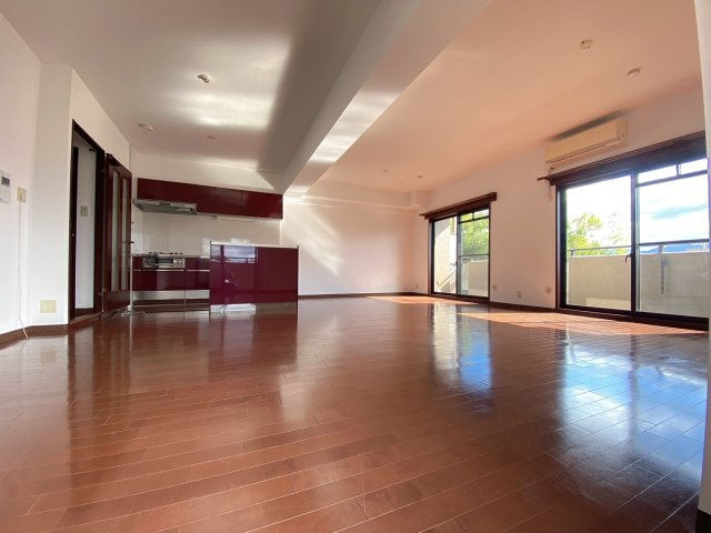 アンビエント金剛東ガーデンコートの居間・リビング