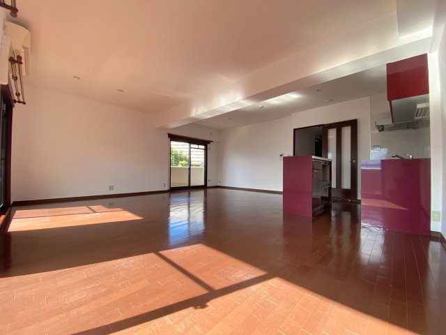 アンビエント金剛東ガーデンコートの居間・リビング