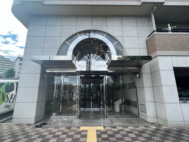アンビエント金剛東ガーデンコートのエントランス