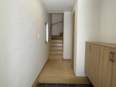 【玄関】 | 岡谷市塚間町２丁目　中古住宅③ | 玄関