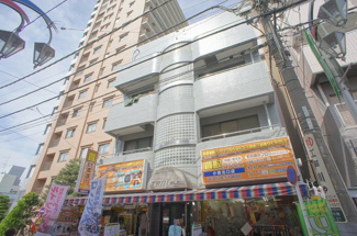 商店街沿いの立地です。