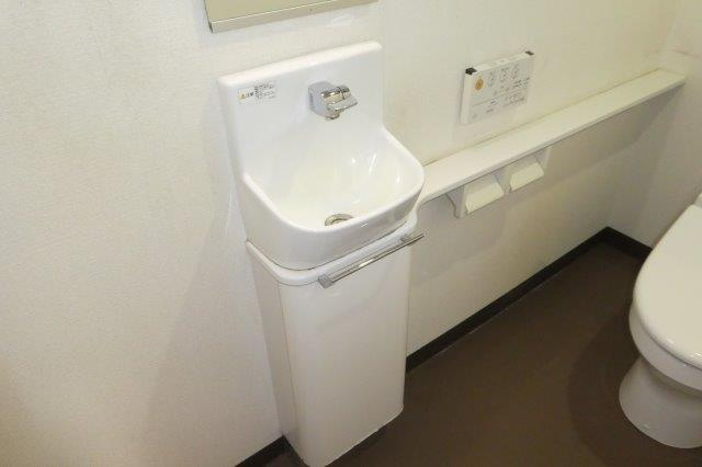 堀南岡本店舗のトイレ|１Fトイレ手洗い器