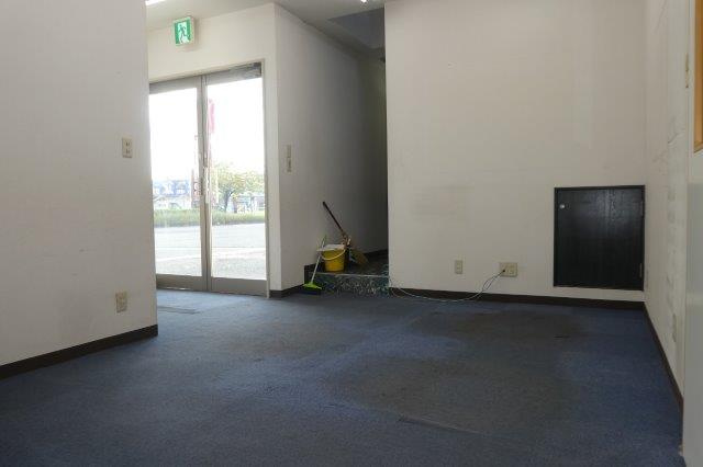 堀南岡本店舗のエントランス|１F（仕切り壁のみ撤去可）