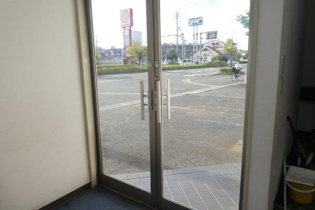堀南岡本店舗の玄関