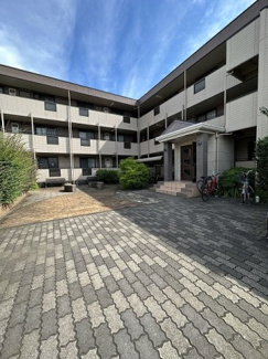 【外観】 | 小学校が近くてお子様のいるファミリーさんには嬉しい立地♪東急田園都市線「宮崎台」駅まで徒歩圏内の3階建てマンションです☆