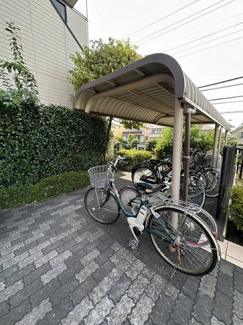 【その他共用部分】 | 屋根付きの駐輪場で雨が降っても大切な自転車が濡れなくてすみます♪荷物が重いときに自転車があれば助かりますね！