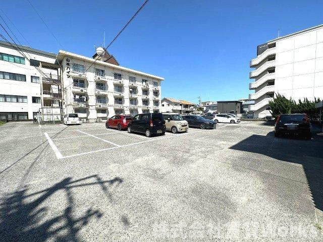 コーポ山本の駐車場|駐車場があるので、車を買う予定の方も安心です