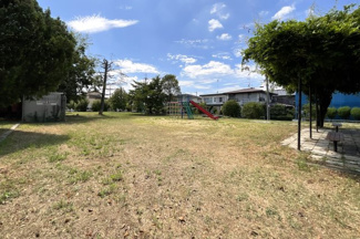 【外観】 | 【野神児童公園】25ｍ　すぐ近くにある児童公園は、お子様が走り回れるくらいのスペースです。小さいお子様がいらっしゃるご家庭は安心ですね。