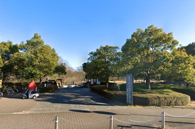 【周辺】 | 宇治市宇治野神　注文住宅　建築条件なし　土地 | 【太陽が丘・ふれあいの森入口：徒歩17分】陸上競技場、野球場、球技場、テニスコート、プールなどの施設が整備された運動施設ゾーン、遊びの森、冒険の森等からなるレクリエーションゾーンがあります。