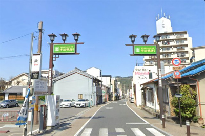 【周辺】 | 宇治市宇治野神　注文住宅　建築条件なし　土地 | 【宇治橋通り商店街（西側ゲート）：徒歩9分】こちらは、お洒落な飲食店や買物施設が建ち並ぶとても便利な商店街。室町時代から続く宇治茶の老舗がずらりと並ぶ《平等院表参道》へ繋がっています。