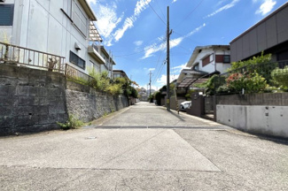 【前面道路含む現地写真】 | 前道は約5.9ｍの閑静な住宅街です。車の運転が苦手な方でも安心して駐車して頂けます。