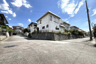 【前面道路含む現地写真】 | 児童公園が25ｍにあり、幼稚園が徒歩4分、保育園が徒歩5分と子育て世代の方にもおすすめのエリアです。