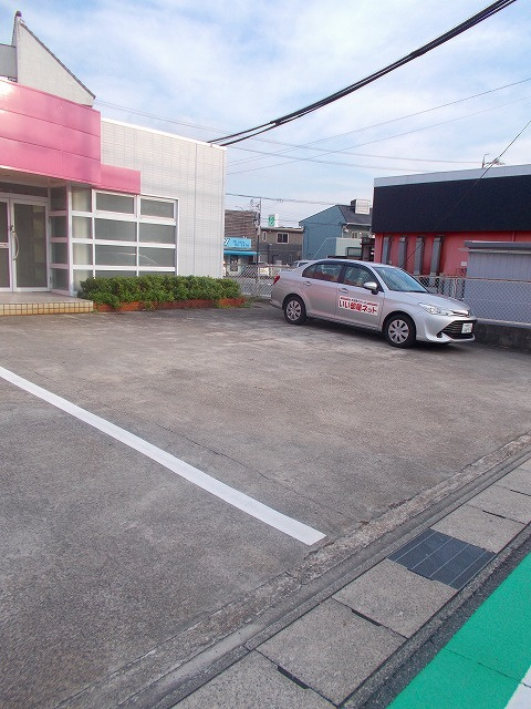 豊明市三崎町事務所の駐車場