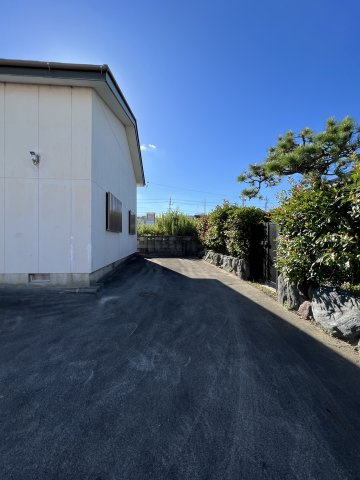 高浜市稗田町4丁目中古住宅の駐車場