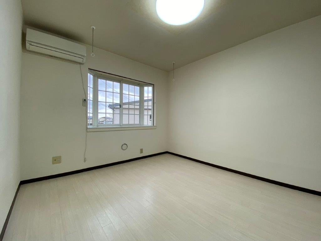 センチュリーハウス津志田Bの居間・リビング