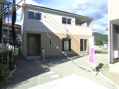 【駐車場】 | クレイドルガーデン　甲府市山宮町第5　2号棟 | 車をお持ちの方に嬉しい駐車場付きの物件です