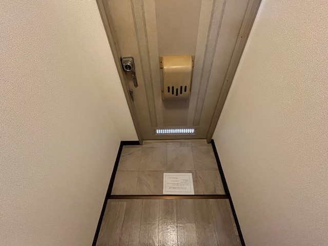 タウニィハイツ金剛の玄関