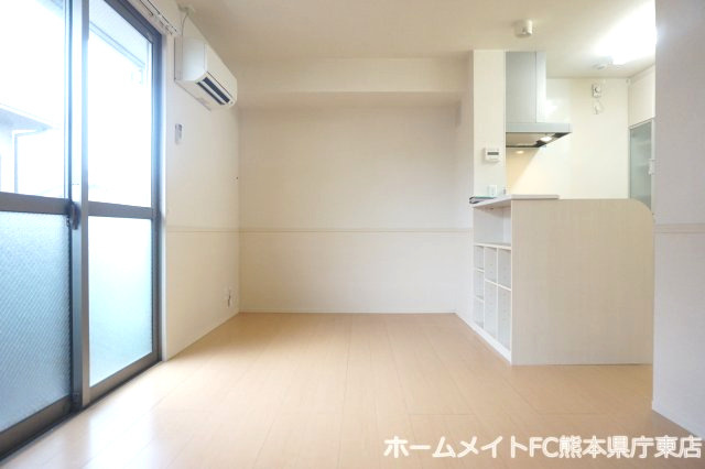 熊本市東区下江津８丁目のアパートの居間・リビング