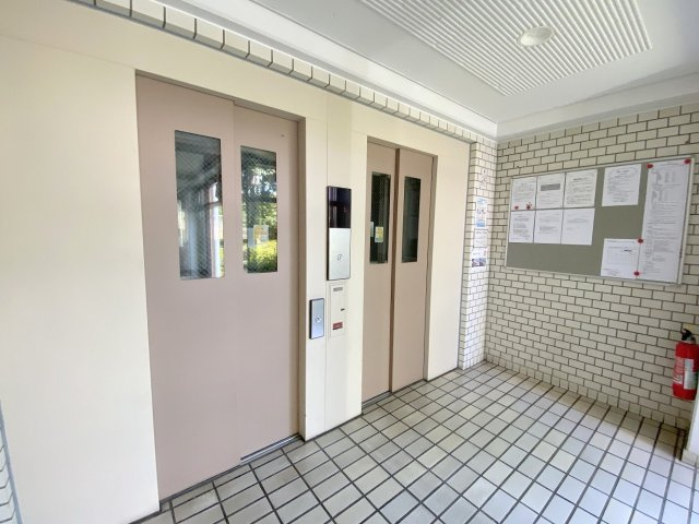 ライオンズマンション三郷のその他共用部分|エレベーター2基完備で忙しい朝にも嬉しい