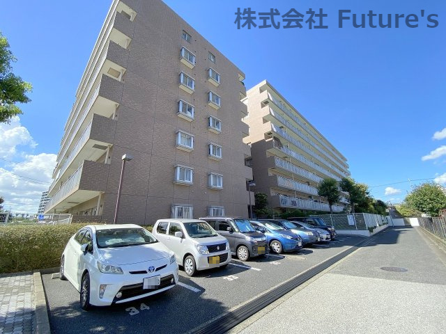 ライオンズマンション三郷の外観|裏側にも駐車場完備