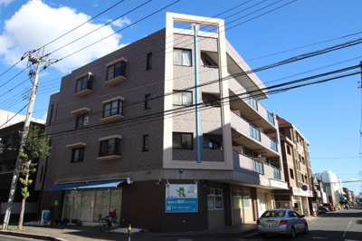 角地に建つ４階建て鉄筋コンクリートマンションです