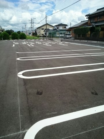 アミティエ　三本松　１号館の駐車場|駐車場があるので、車を買う予定の方も安心です