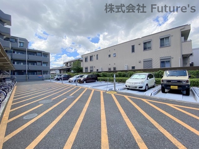 エステ・スクエア吉川の駐車場|平置き駐車場