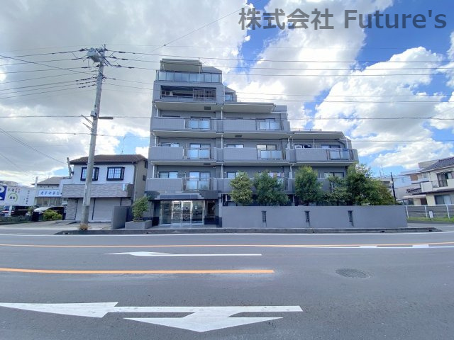 エステ・スクエア吉川の外観|前面道路挟んでの外観